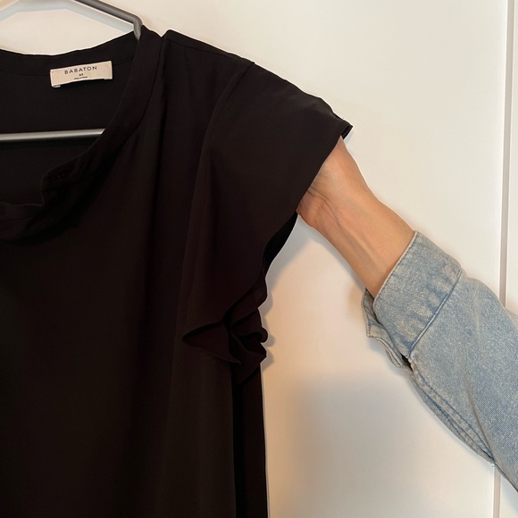 Aritzia. Babaton. Black flutter sleeve blouse. Size XS - Picture 2 of 2